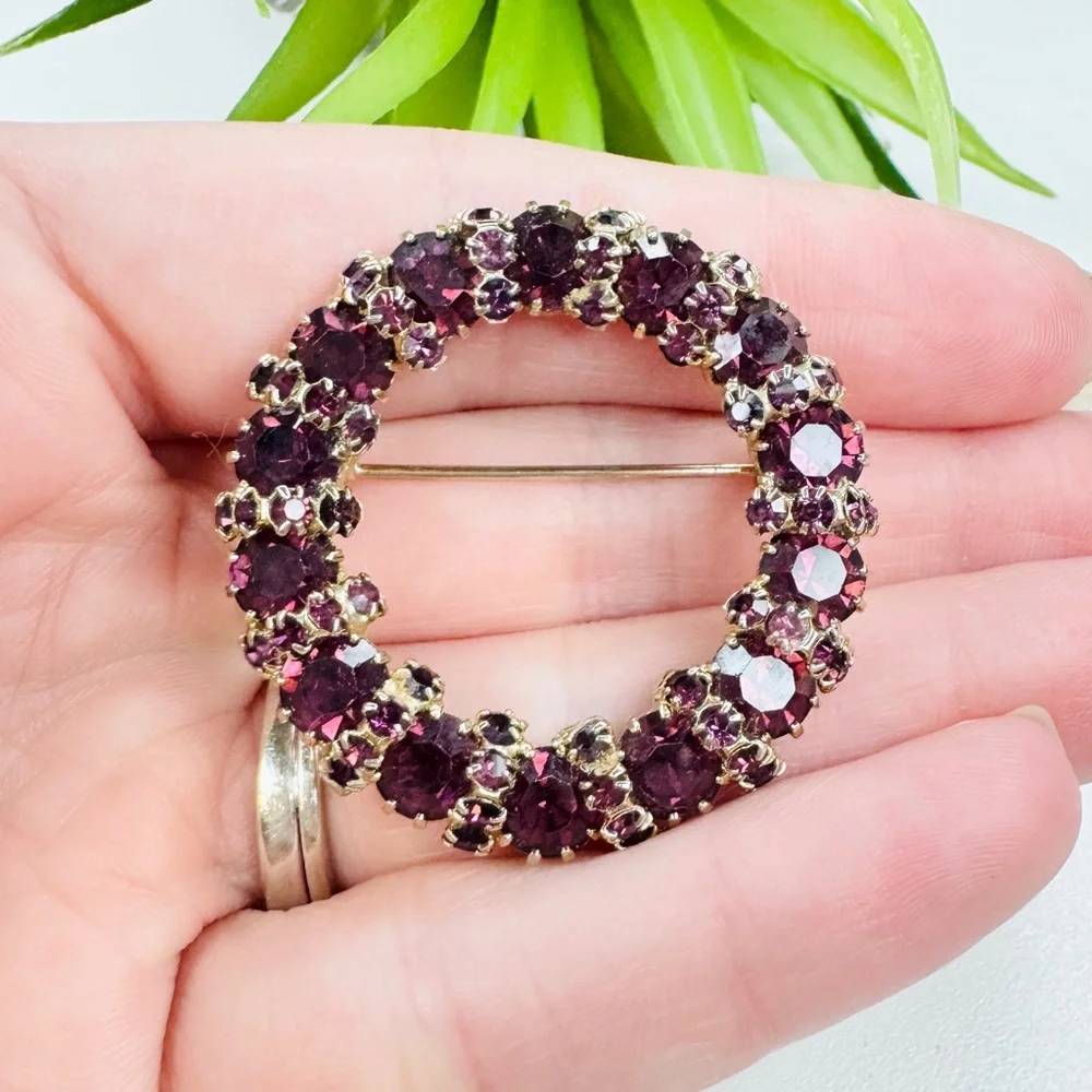Vintage 50s Retro Weiss Attributed Purple Glass Prong Set Wreath Circle Brooch